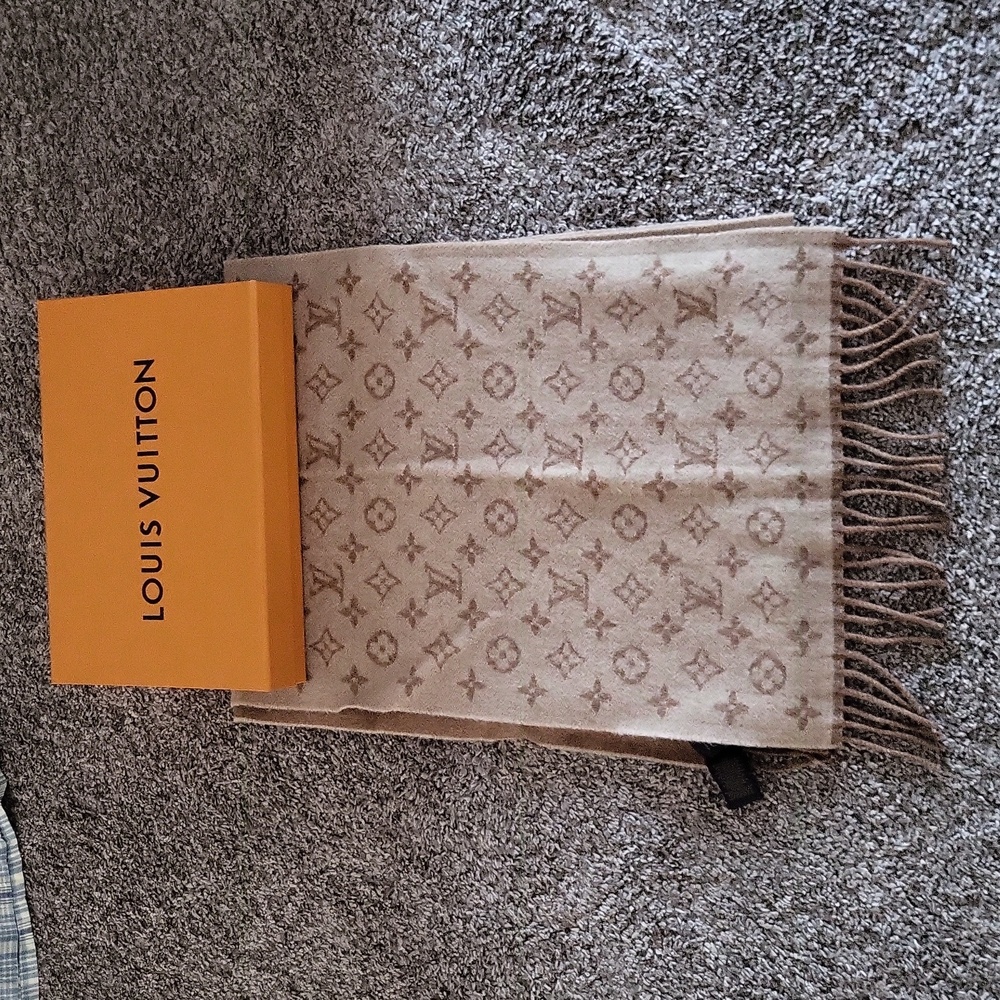 LOUIS VUITTON SCARF
